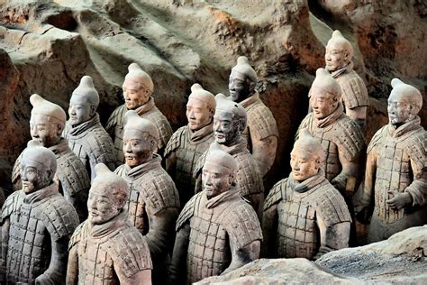 Le Mausolée de Qin Shi Huang : Une Armée de Terre Cuite Intouchable !