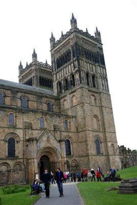 Le Château de Durham: Une Forteresse Imperieuse dominant la Cathédrale Gothiquef