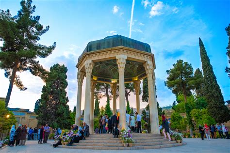 Le Tombeau de Hafez, Un Joyau Architectural et un Lieu de Dévotion Poétique à Shiraz !